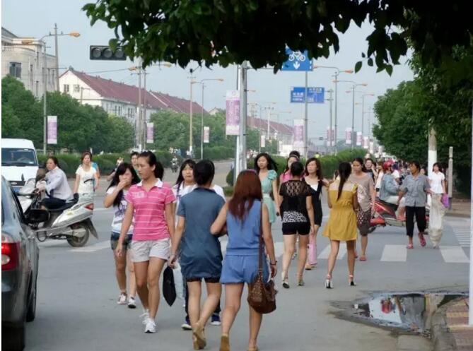 【锁骨越明显薪资越高？中关村、国贸、望京白领生存现状对比】