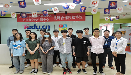 达内UI培训班2105开班盛况-南宁软件园-2105